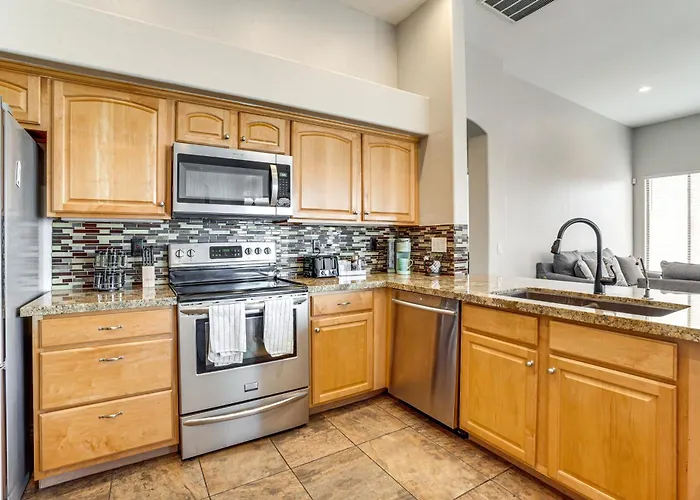 Holiday home Private Pool + Patio: Desert Abode In Goodyear