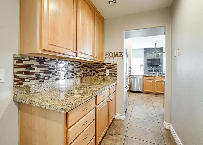 Holiday home Private Pool + Patio: Desert Abode In Goodyear
