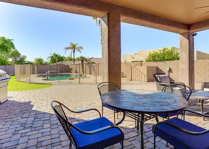 Holiday home Private Pool + Patio: Desert Abode In Goodyear